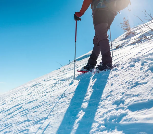 Hombre en raquetas de nieve . — Foto de Stock