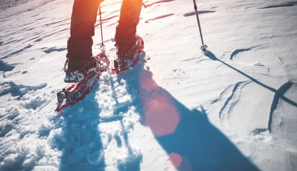 Hombre en raquetas de nieve . — Foto de Stock