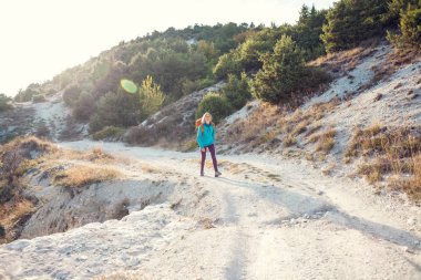 bir sırt çantası ile bir kız.