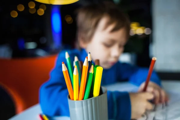 Der Junge zeichnet mit Bleistiften. — Stockfoto