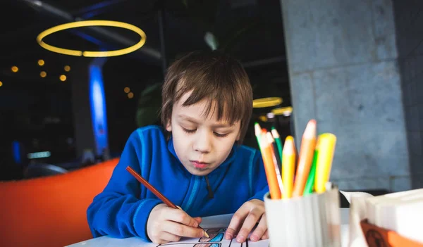 Мальчик рисует карандашами . — стоковое фото