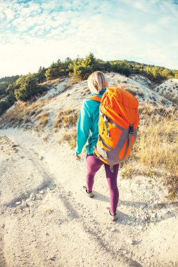 bir sırt çantası ile bir kız.