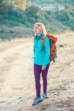 Sırt çantalı kadın.