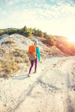 bir sırt çantası ile bir kız.