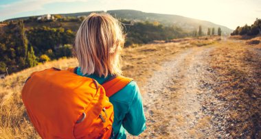 Sırt çantalı kadın.