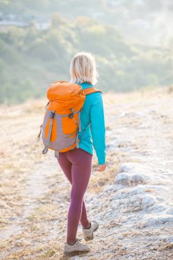 Sırt çantalı kadın.