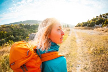 Sırt çantalı kadın.