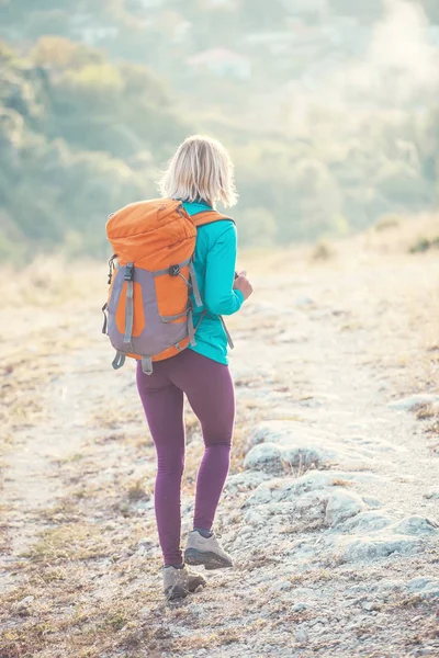 Sırt çantalı kadın.