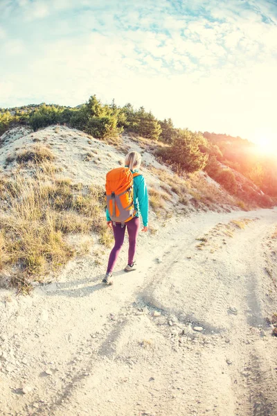 bir sırt çantası ile bir kız.