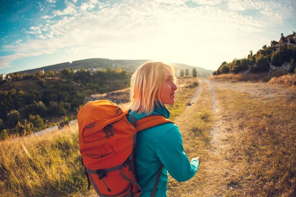 Sırt çantalı kadın.