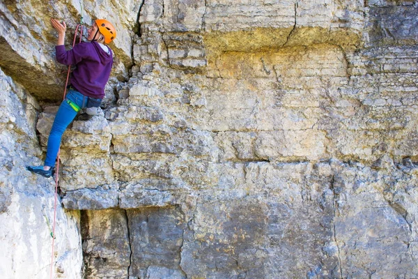 Kask kadında kaya tırmanıyor. — Stok fotoğraf