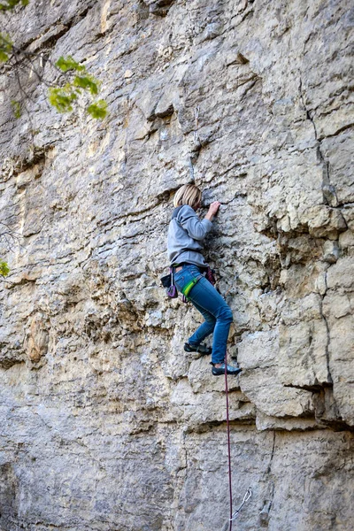 Una escaladora en una roca . — Foto de Stock