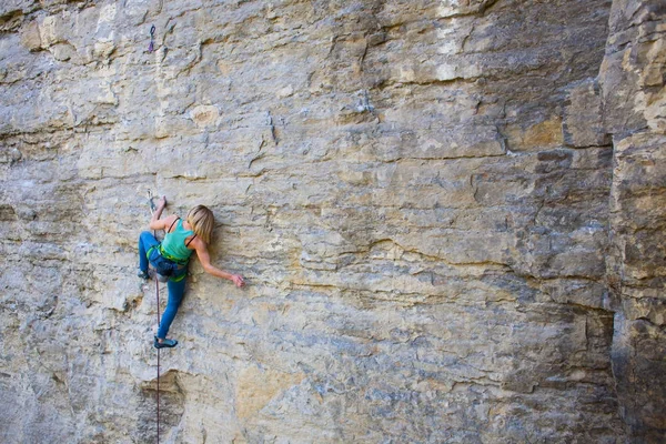 Menina escalador de rock — Fotografia de Stock