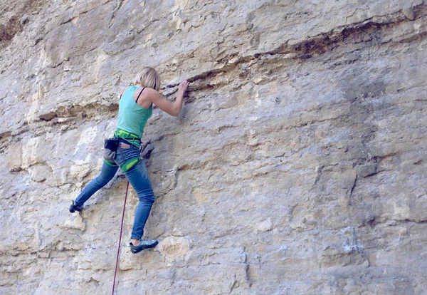 Una escaladora en una roca . — Foto de Stock