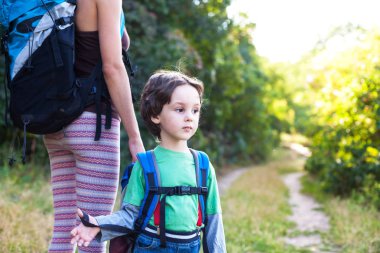 Çocuk ve annem ormandaki.