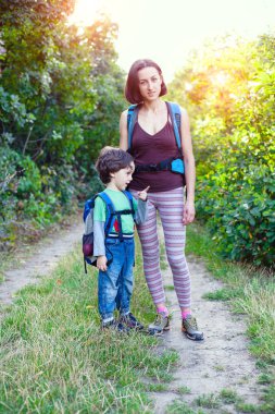 Çocuk ve annem ormandaki.