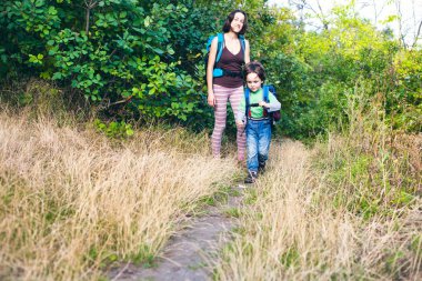 Çocuk ve annem ormandaki.