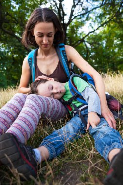 Bebek anne kucağında uyuyor