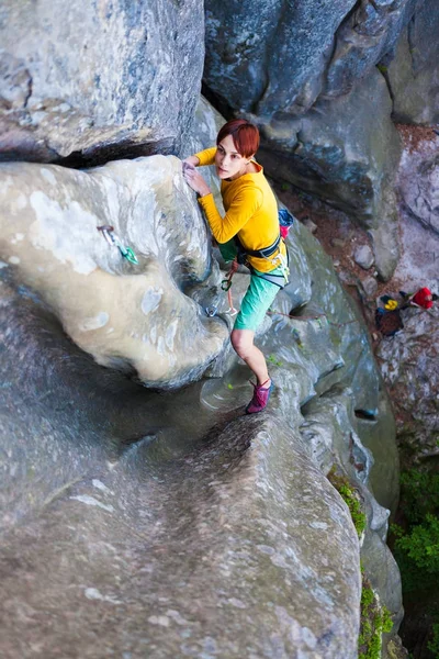 Chica escalador sube la roca . —  Fotos de Stock