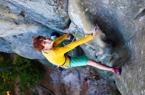 女孩的登山者攀登岩石. — 图库照片