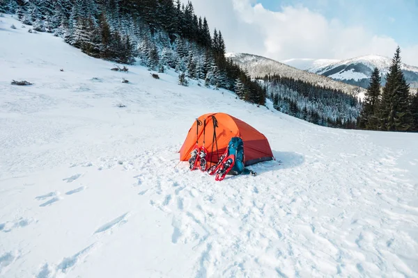 Acampar en invierno en las montañas . — Foto de Stock