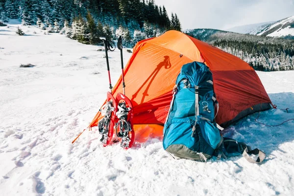 Camping om vinteren i bjergene . - Stock-foto