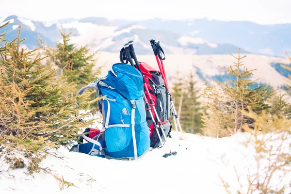 Två ryggsäckar på snön. — Stockfoto