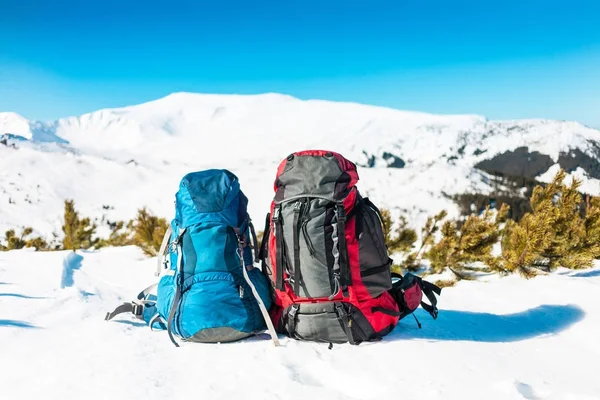 雪の上の 2 つのバックパック. — ストック写真