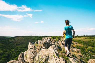 Kızlar bir sırt çantası ile pitoresk yerlerde yürümek.