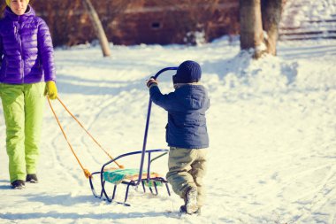 Kızak bir çocuk ile anne.