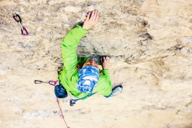 dağcı bir kayanın üzerinde.