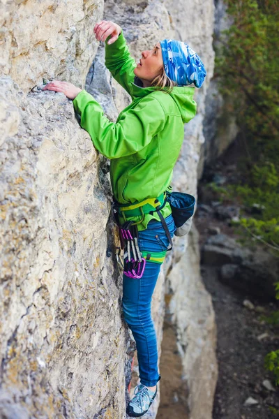Bergsteiger auf einem Felsen. — Stockfoto