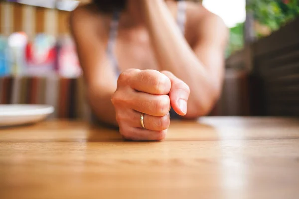 Puño sobre la mesa . —  Fotos de Stock