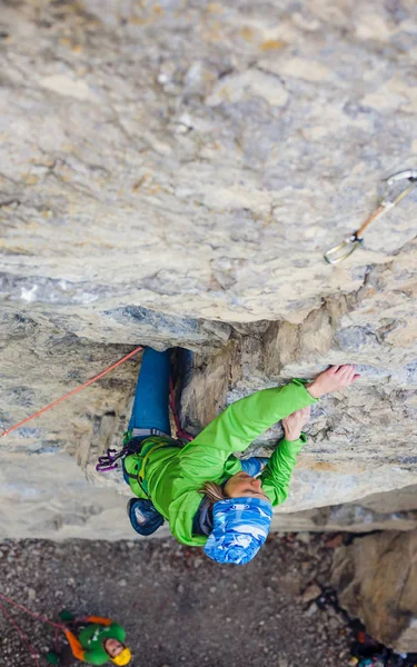 Chica escalador en una roca — Foto de Stock