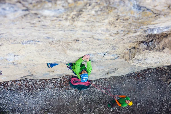 Chica escalador en una roca — Foto de Stock