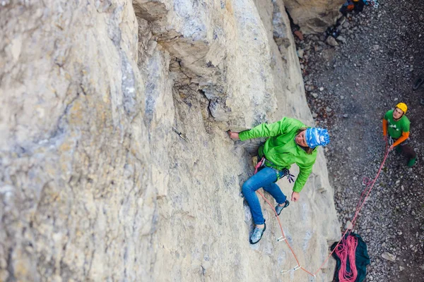 ผู้หญิงนักปีนเขาบนหิน — ภาพถ่ายสต็อก