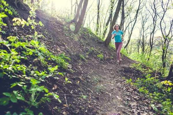 Chica está corriendo en el bosque — Foto de Stock