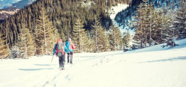 İki dağcı dağda vardır.