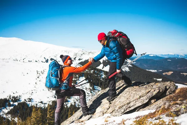 Deux alpinistes dans les montagnes . — Photo