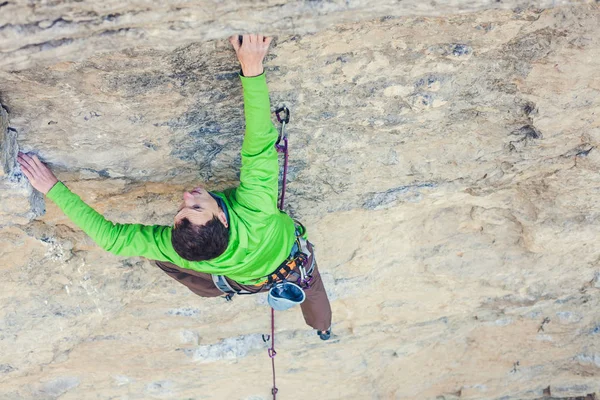 El hombre en la roca . — Foto de Stock