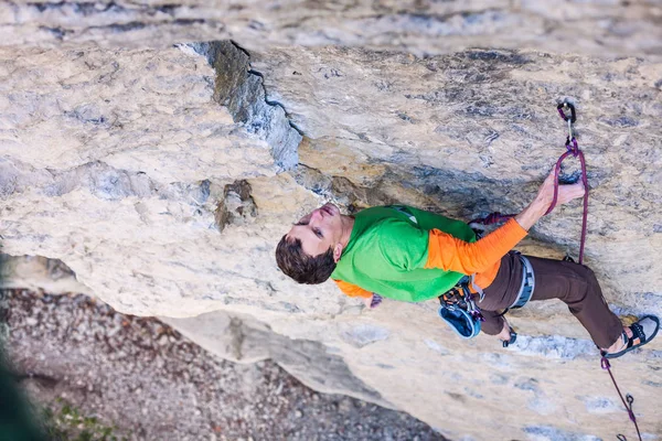 Ein Bergsteiger auf einem Felsen. — Stockfoto