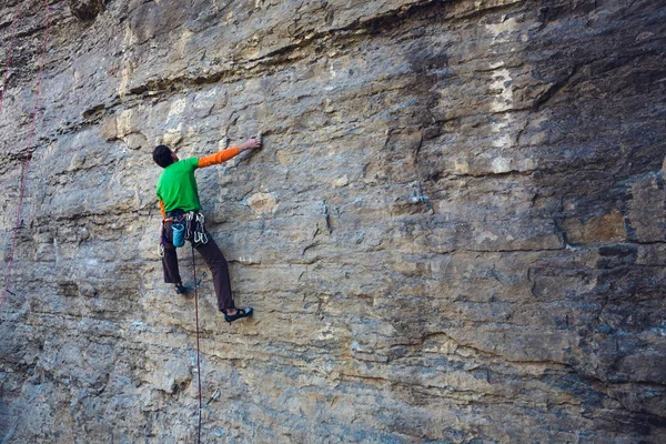 Un arrampicatore su una roccia . — Foto Stock