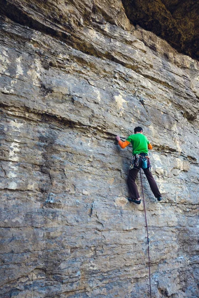 El hombre en la roca . — Foto de Stock