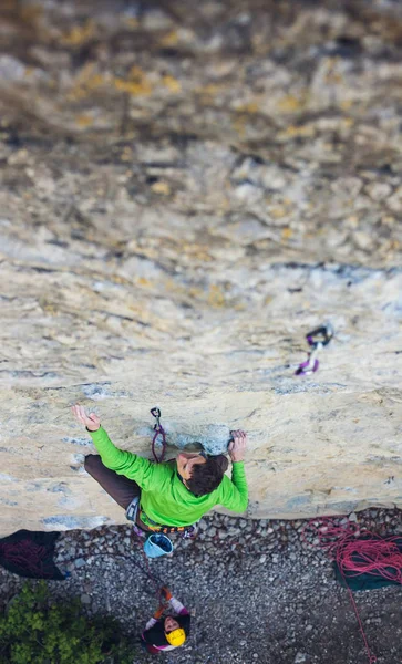Un hombre es un escalador en una roca . — Foto de Stock