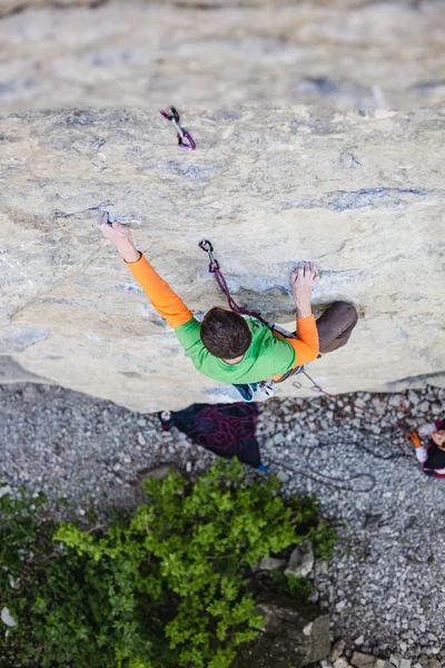 Um homem é um alpinista numa rocha. . — Fotografia de Stock