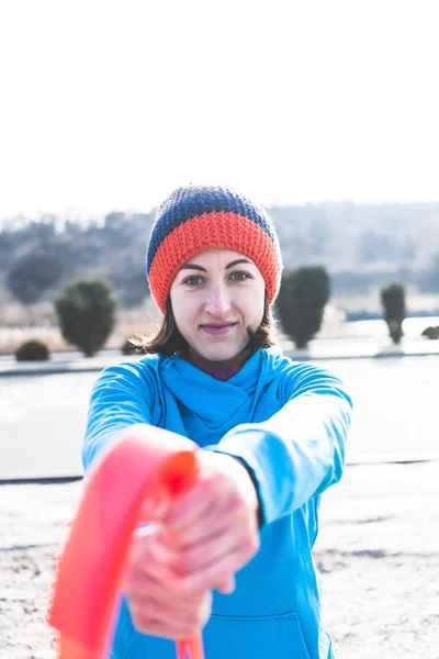 Fitness al aire libre con una banda elástica — Foto de Stock