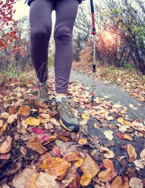 Trekking sopa bir kızla.