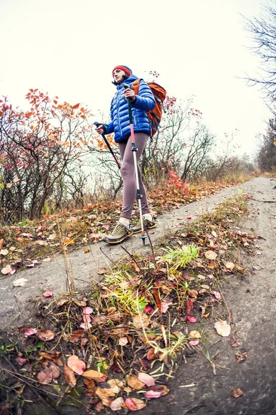 Une fille avec des bâtons de trekking . — Photo