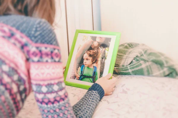 Eine Frau betrachtet ein Foto. — Stockfoto