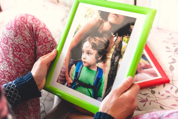 女性は、写真を見てください。. — ストック写真